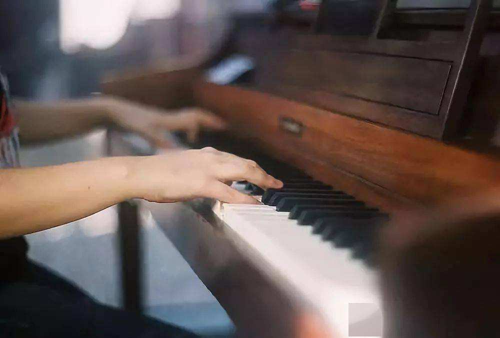 弹钢琴如何用掌关节发力(弹奏钢琴手指怎样发力是对的)