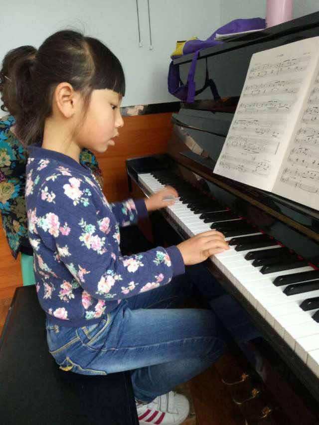 小孩手指特别软怎么弹钢琴(小孩手指特别软怎么弹钢琴呢)