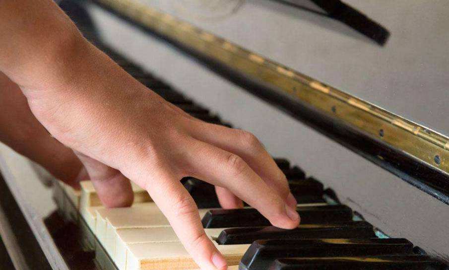 幼儿弹钢琴手型问题怎么纠正(幼儿弹钢琴手型问题怎么纠正视频)