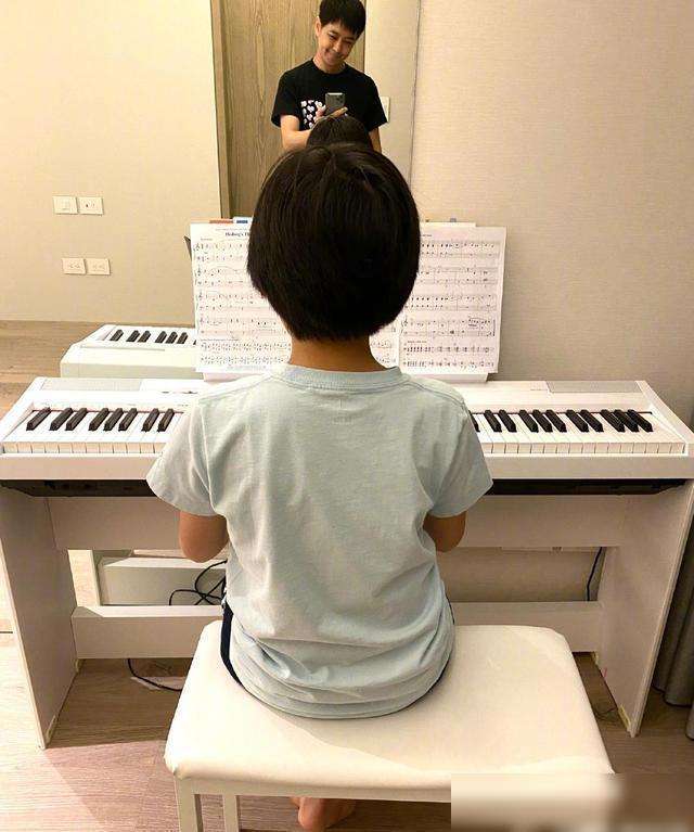 男生弹钢琴背影图片唯美(弹钢琴的图片唯美背影 女生)