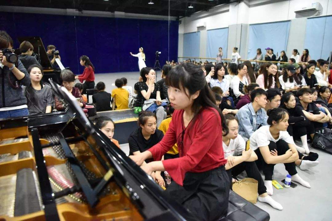 西安音乐学院钢琴老师一节课多少钱(西安音乐学院钢琴老师一节课多少钱啊)