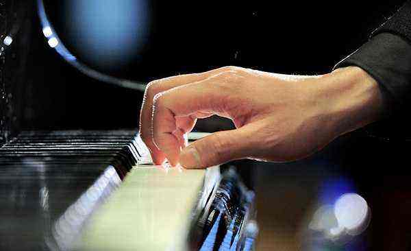 弹钢琴大拇指关节下陷图片(弹钢琴大拇指关节下陷图片大全)