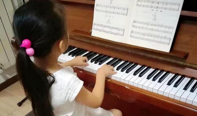 小孩钢琴指法不对怎么办(孩子钢琴指法总练不好怎么办)