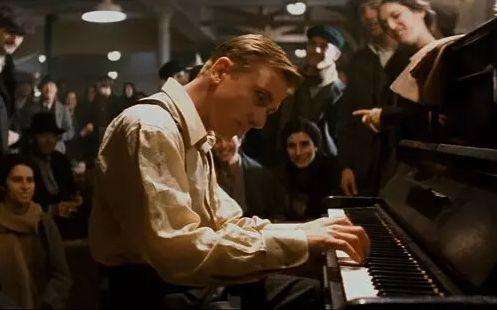 电影钢琴师假装自己盲人(电影 一个假装盲人的钢琴声师)