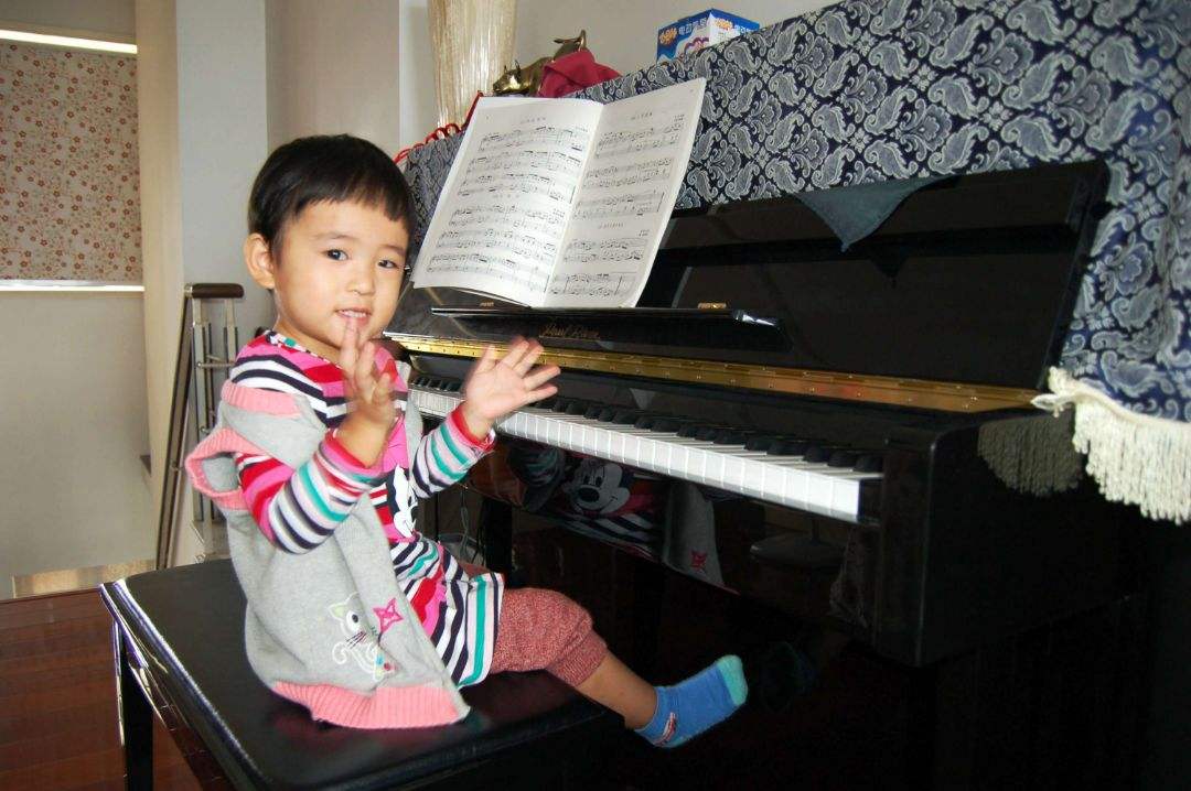 4岁小朋友弹钢琴(4岁小朋友弹钢琴好不好)