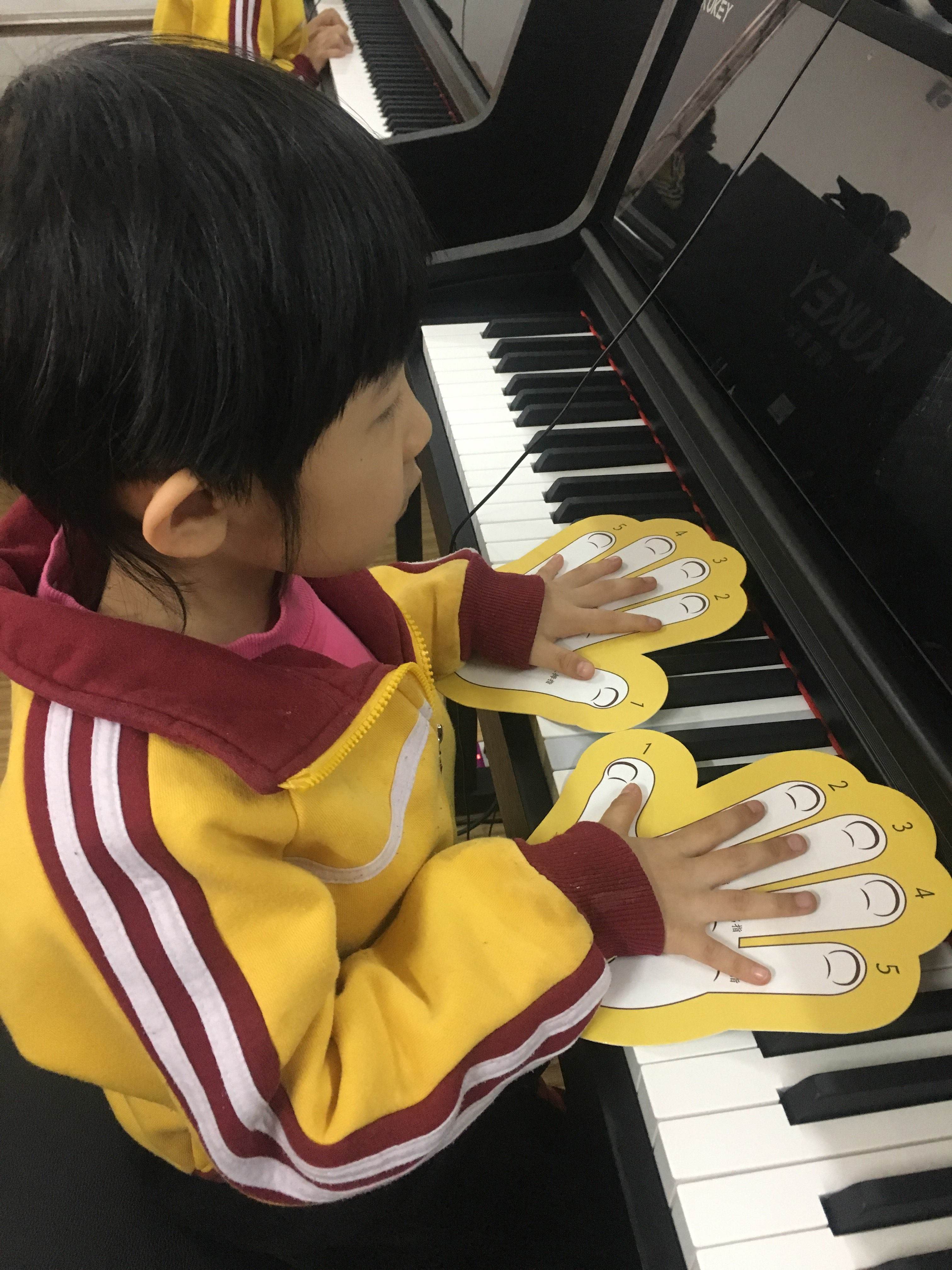 弹钢琴指法视频百度云(弹钢琴的指法入门教程视频)