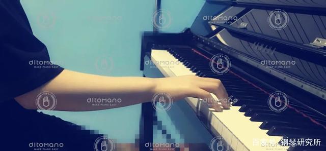 弹钢琴手长(弹钢琴手长吗)