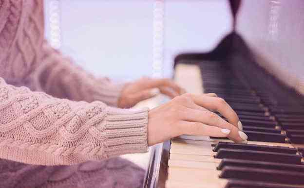 弹钢琴指尖姿势(初学钢琴手指的姿势)