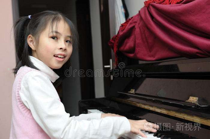 小孩弹钢琴能否坚持下去(小孩弹钢琴能否坚持下去锻炼)