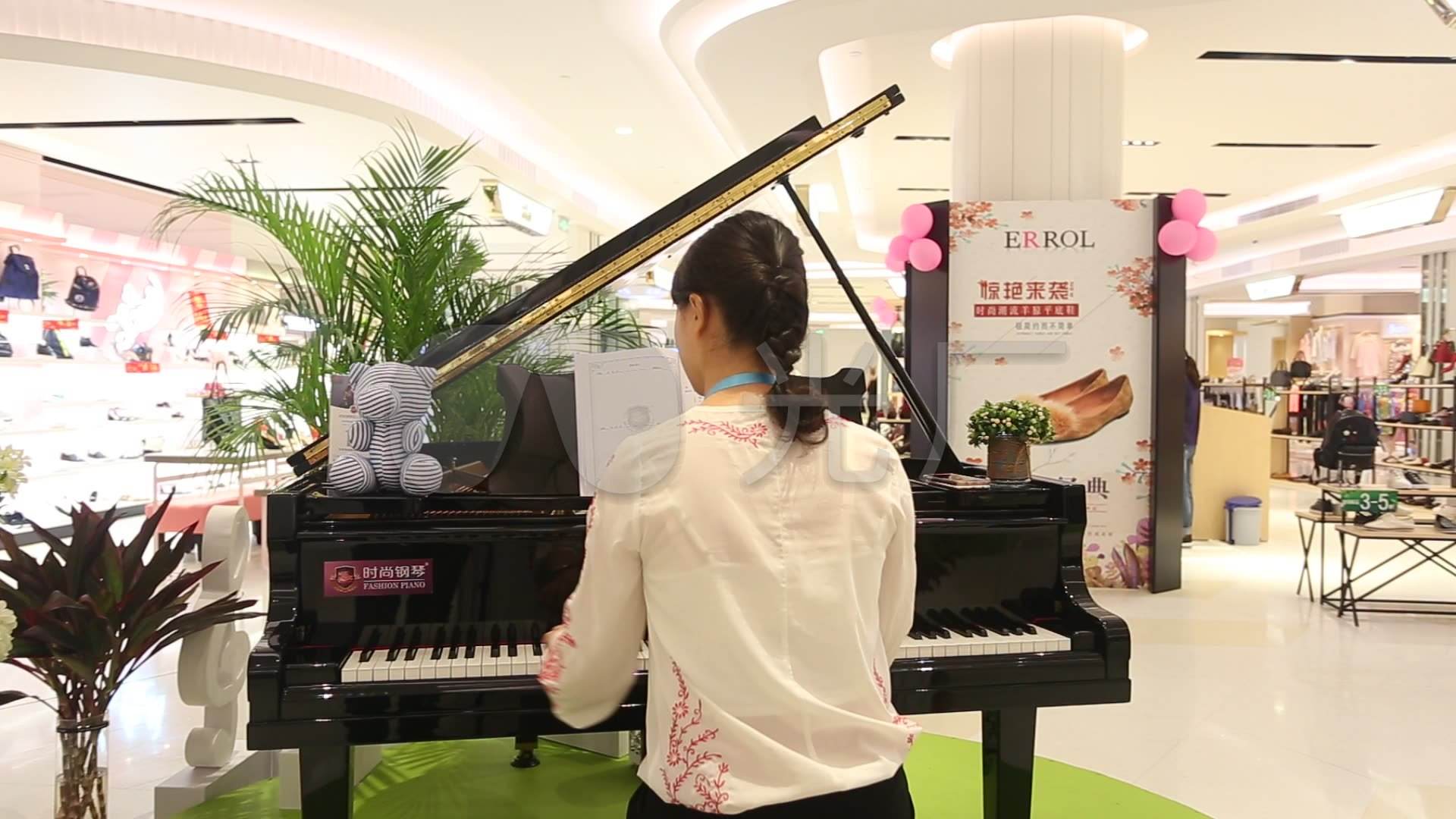 小女生弹钢琴视频(女生弹钢琴视频老外)
