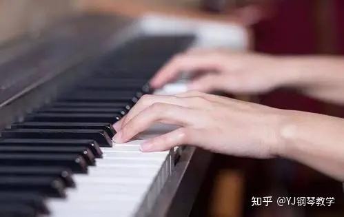 弹钢琴的单词(弹钢琴的单词怎么读怎么写)