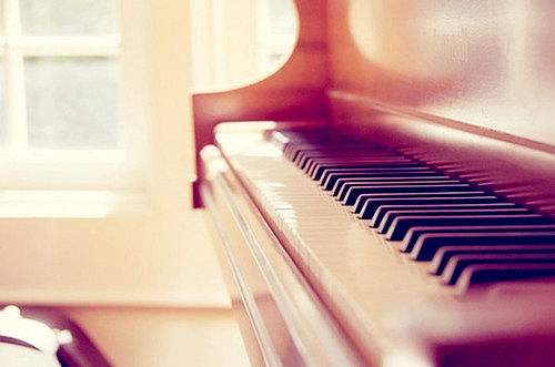 一个人弹钢琴图片唯美(一个人弹钢琴图片唯美高清)