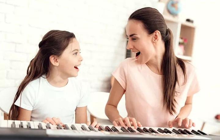 女孩子学钢琴的好处(女孩学弹钢琴有什么好处)