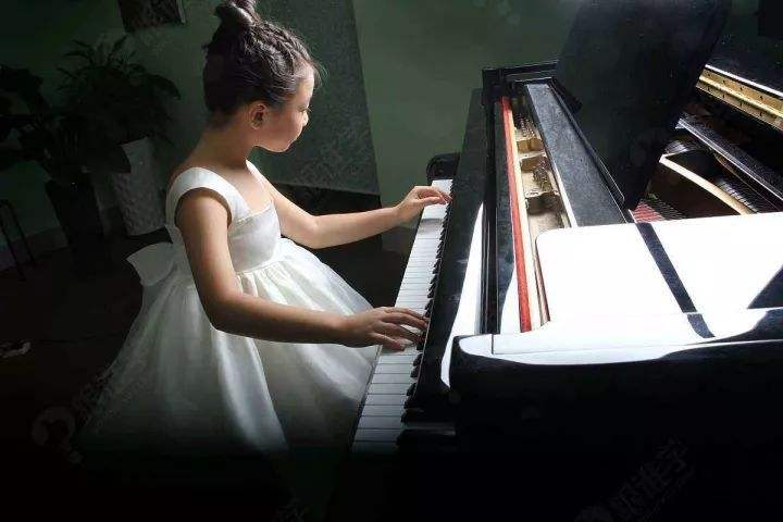 学钢琴的好处和坏处(孩子学钢琴的好处和坏处)