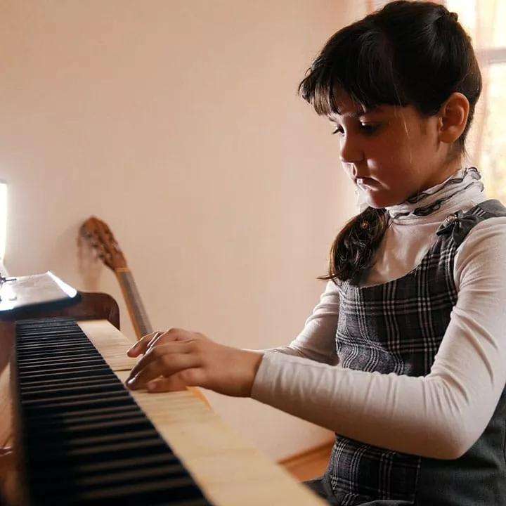 孩子学钢琴的好处有哪些(孩子学钢琴有什么好处和坏处)