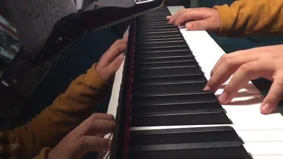 钢琴谱怎么看对应琴键视频(钢琴谱黑白键怎么看对应琴键)