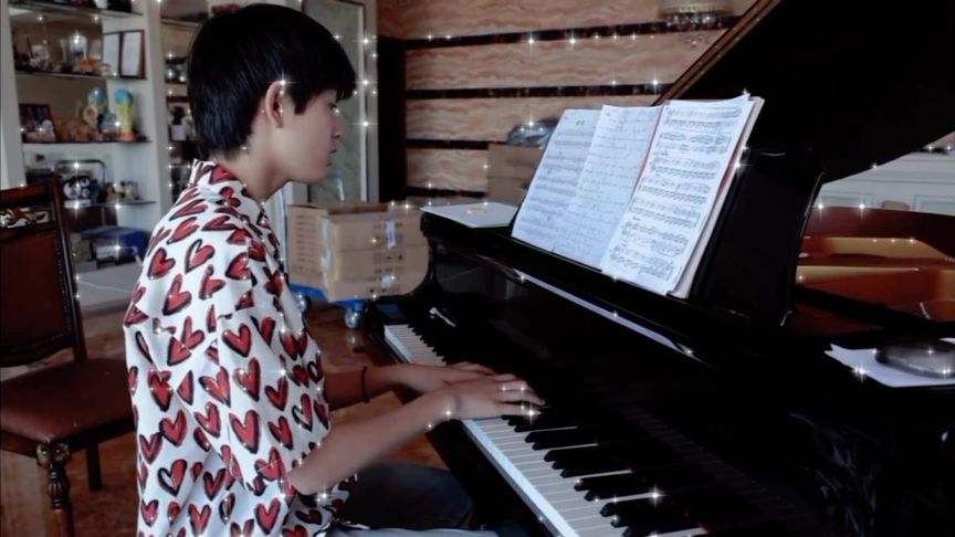弹钢琴视频(幼儿弹钢琴视频)