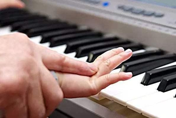 适合弹钢琴的手(适合弹钢琴的手指长度)