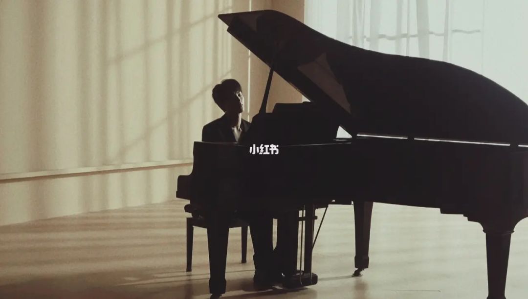 王俊凯弹钢琴照片(王俊凯几岁学的钢琴)