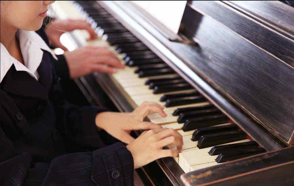 学钢琴的最佳年龄是什么时候?(学钢琴的最佳年龄是什么时候好吗谢谢了)