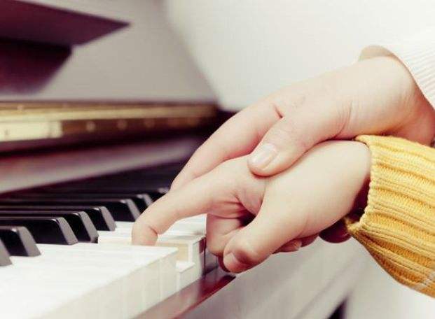 弹钢琴会使手指受伤吗(弹钢琴会使手指受伤吗视频)