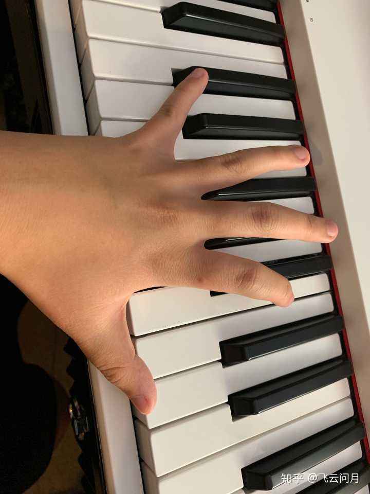 弹钢琴会使手指受伤吗(弹钢琴会使手指受伤吗视频)