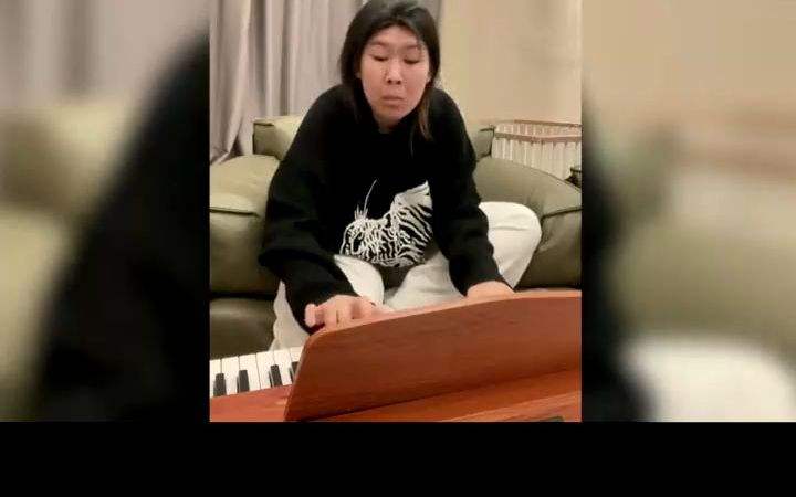 国外弹钢琴搞笑视频(外国人弹钢琴搞笑视频)