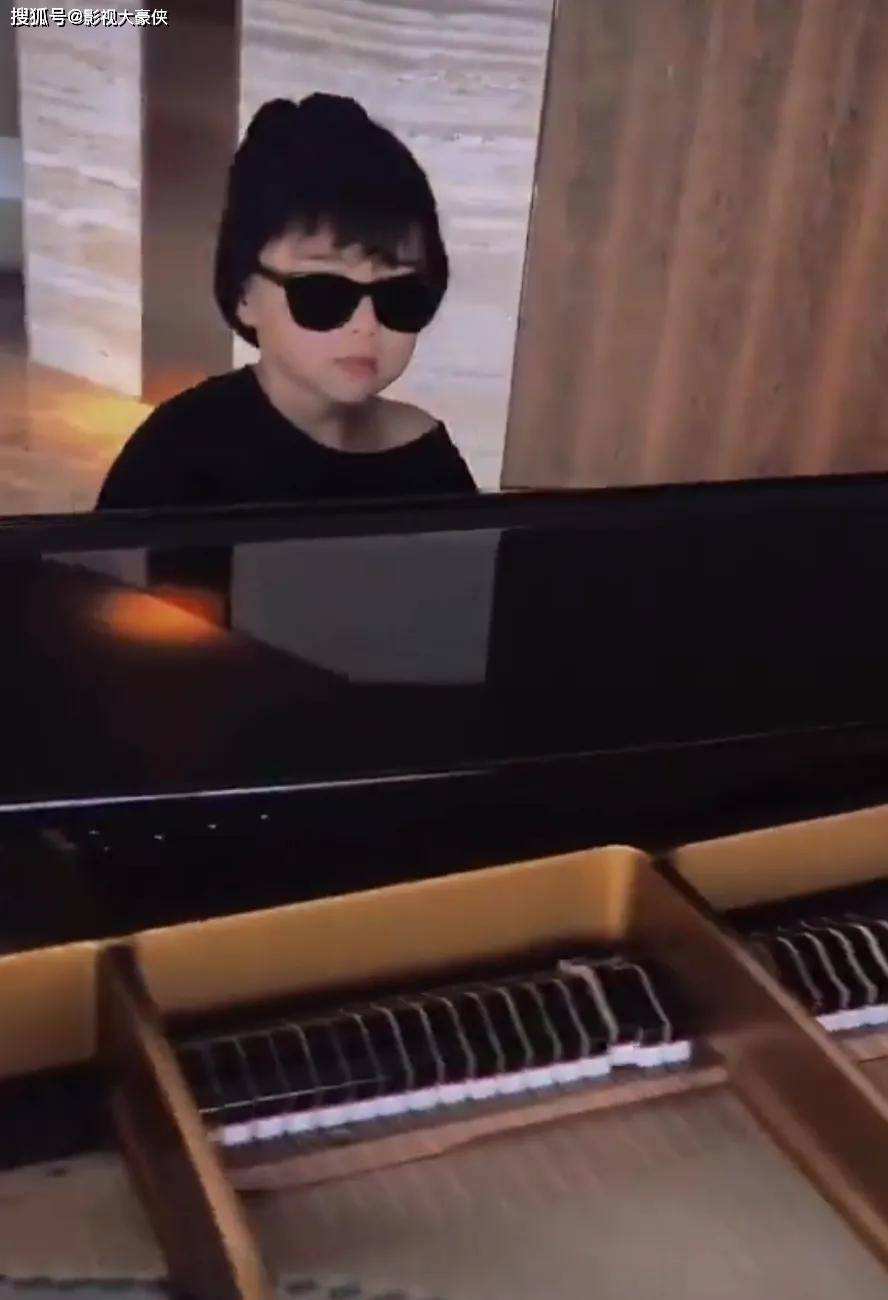 国外弹钢琴搞笑视频(外国人弹钢琴搞笑视频)