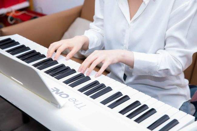 弹钢琴怎么读英语试听(弹钢琴怎么读英语试听音频)