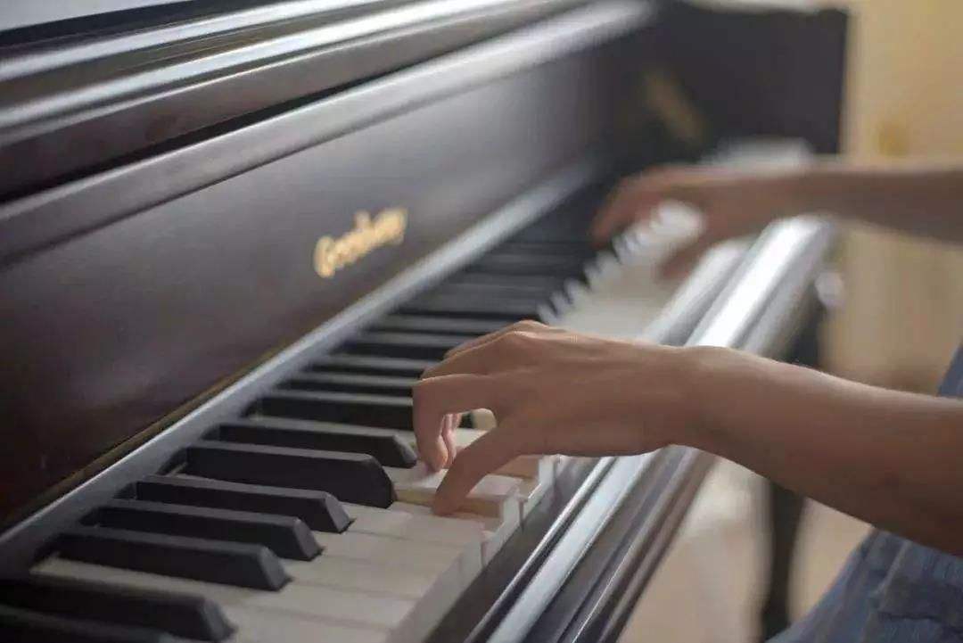 弹钢琴跨12度手几厘米(弹钢琴手跨度需要多少厘米)