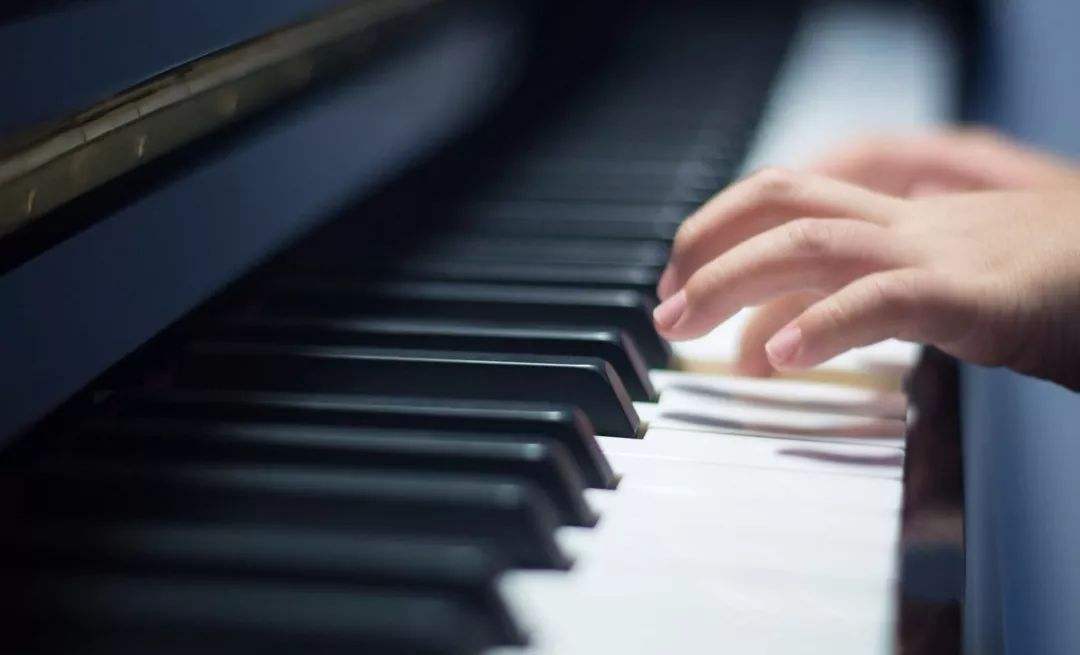钢琴家的手指与常人有什么不同?(弹钢琴的手和普通人的手有什么区别)