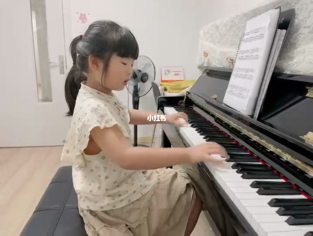 会弹钢琴的女孩子气质(会弹钢琴的女孩子气质好吗)