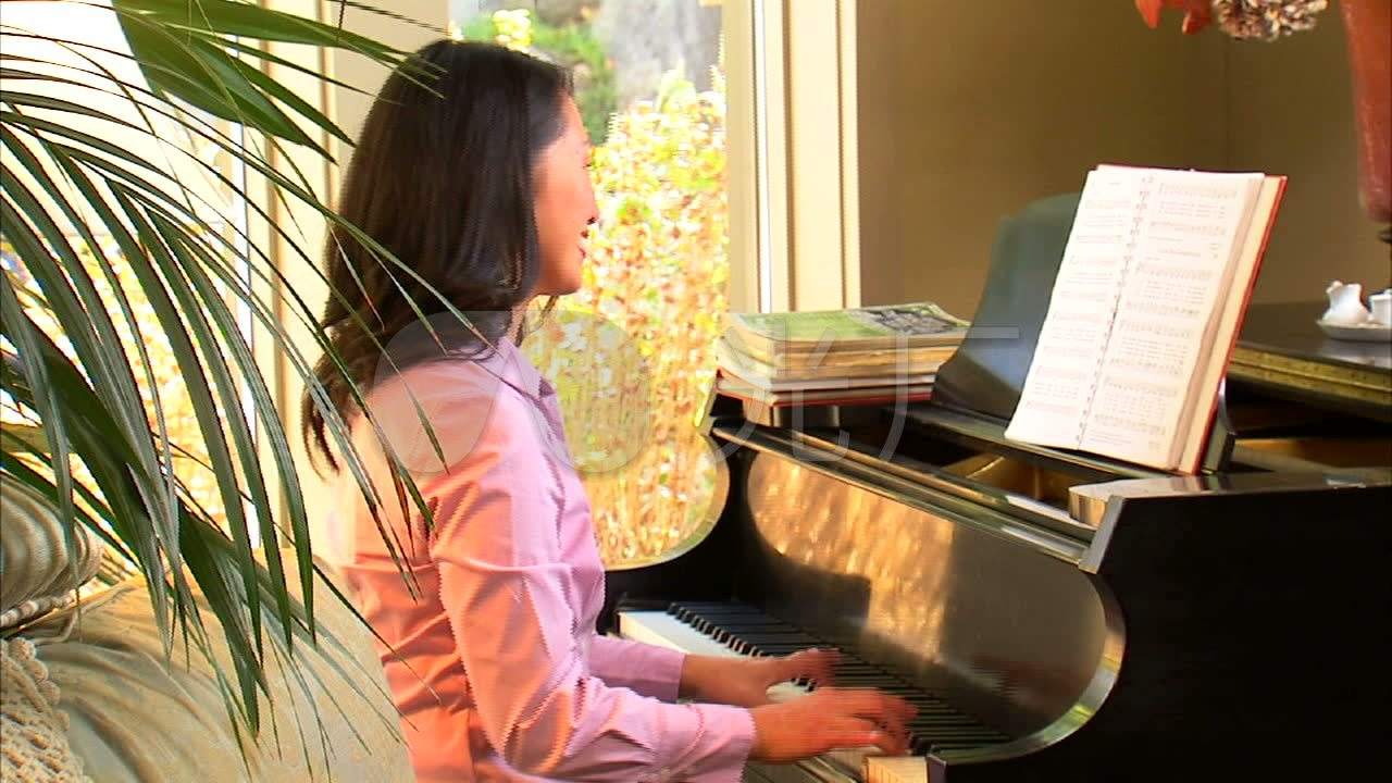 女生弹钢琴视频(女生弹钢琴视频只拍手意思)