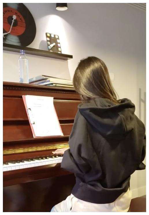 女生弹钢琴视频(女生弹钢琴视频只拍手意思)
