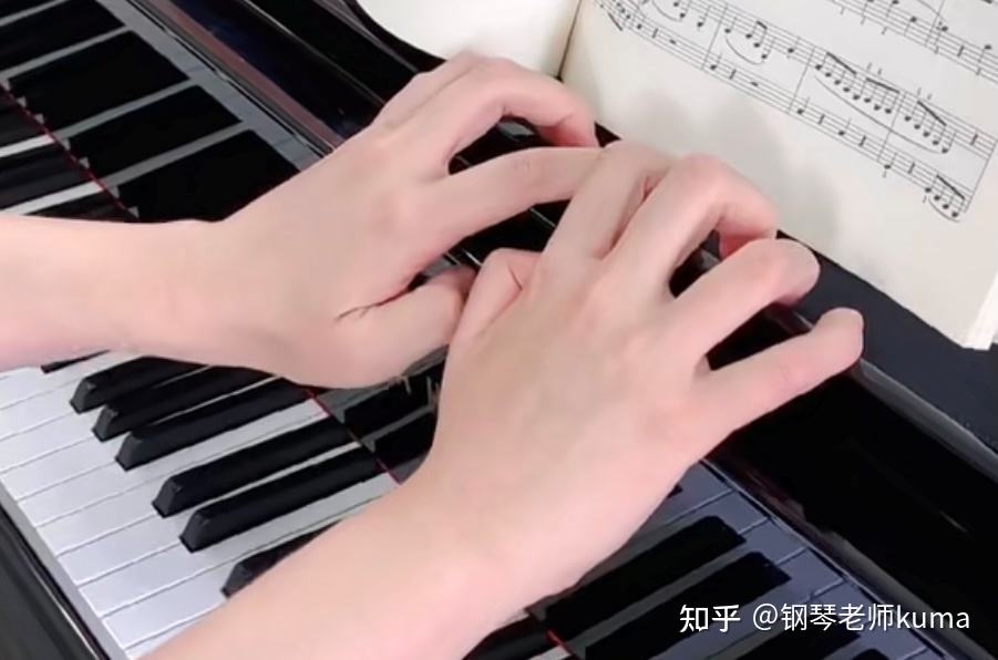 弹钢琴指尖疼正常吗(弹钢琴手指关节疼正常吗)