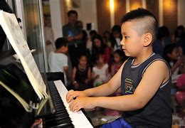 儿童钢琴演出(儿童钢琴演出发型图片)