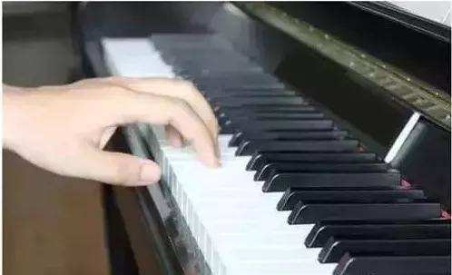 弹钢琴的手型图解(弹钢琴正确的手型图片)