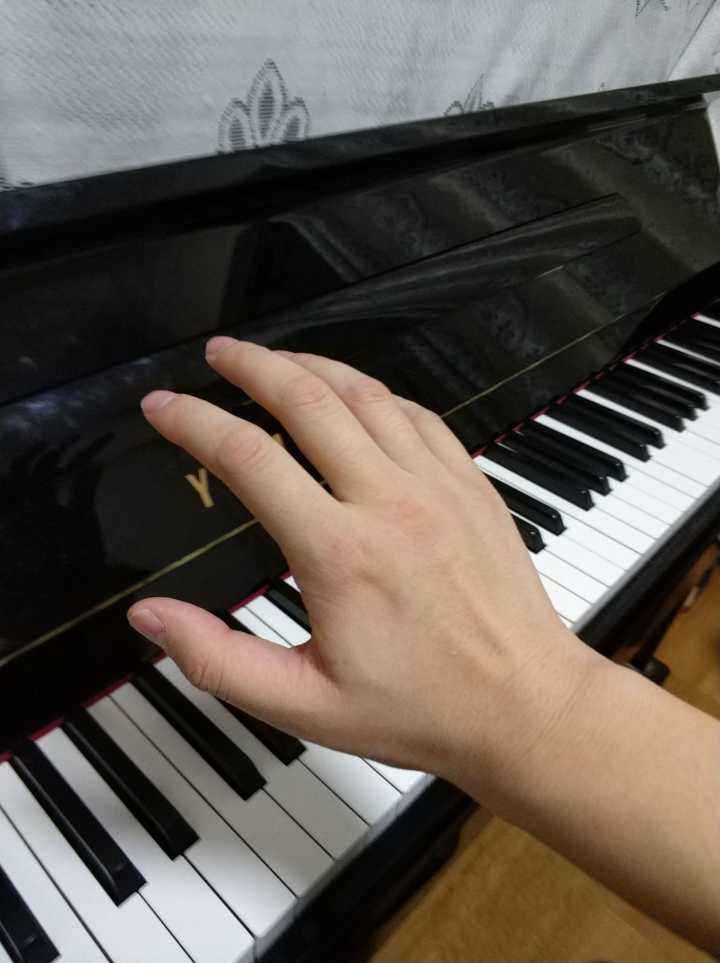 弹钢琴的指甲(弹钢琴的指甲长度照片)