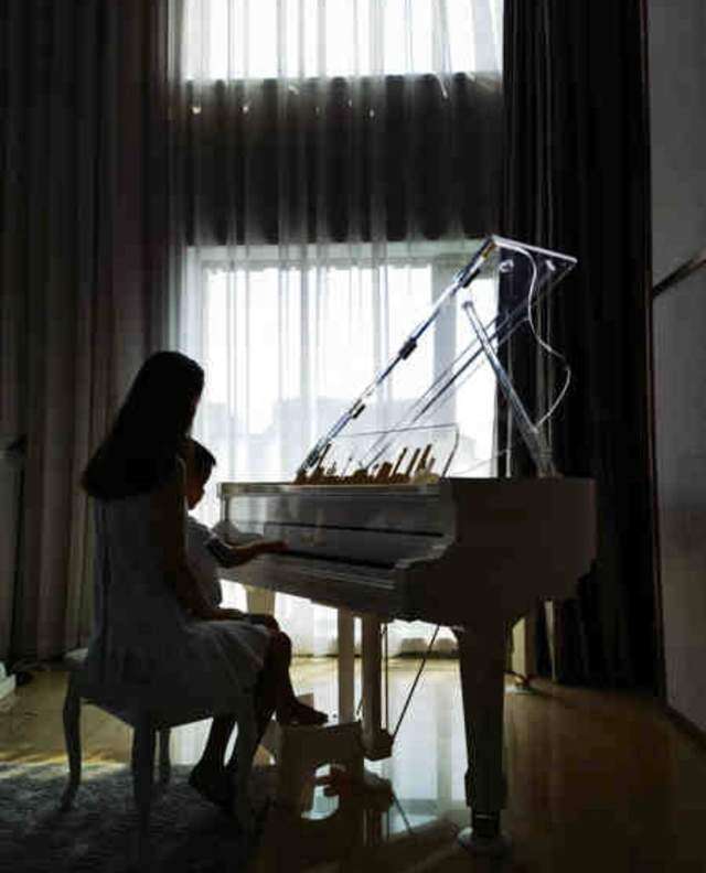 女明星弹钢琴图片大全(女明星弹钢琴图片大全高清)