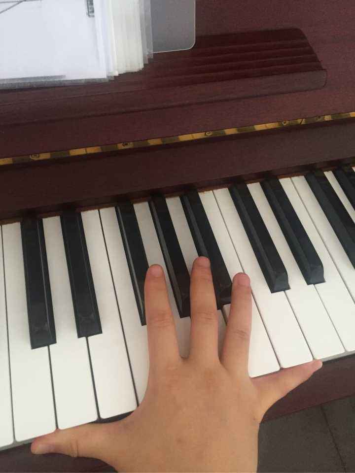弹钢琴八度(弹钢琴八度手指撑的疼)
