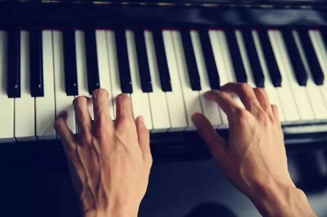 弹钢琴对手指的要求(弹钢琴对手指的要求有哪些)