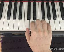 钢琴左右手练习曲(左右手最简单的钢琴曲)