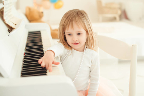 网上最火小女孩弹钢琴(网上很火的弹钢琴的小女孩)