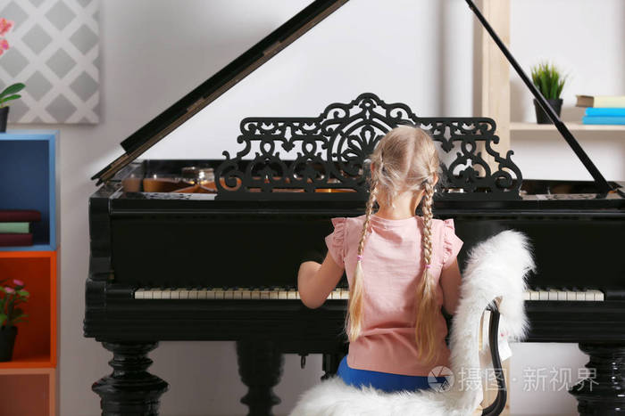 网上最火小女孩弹钢琴(网上很火的弹钢琴的小女孩)