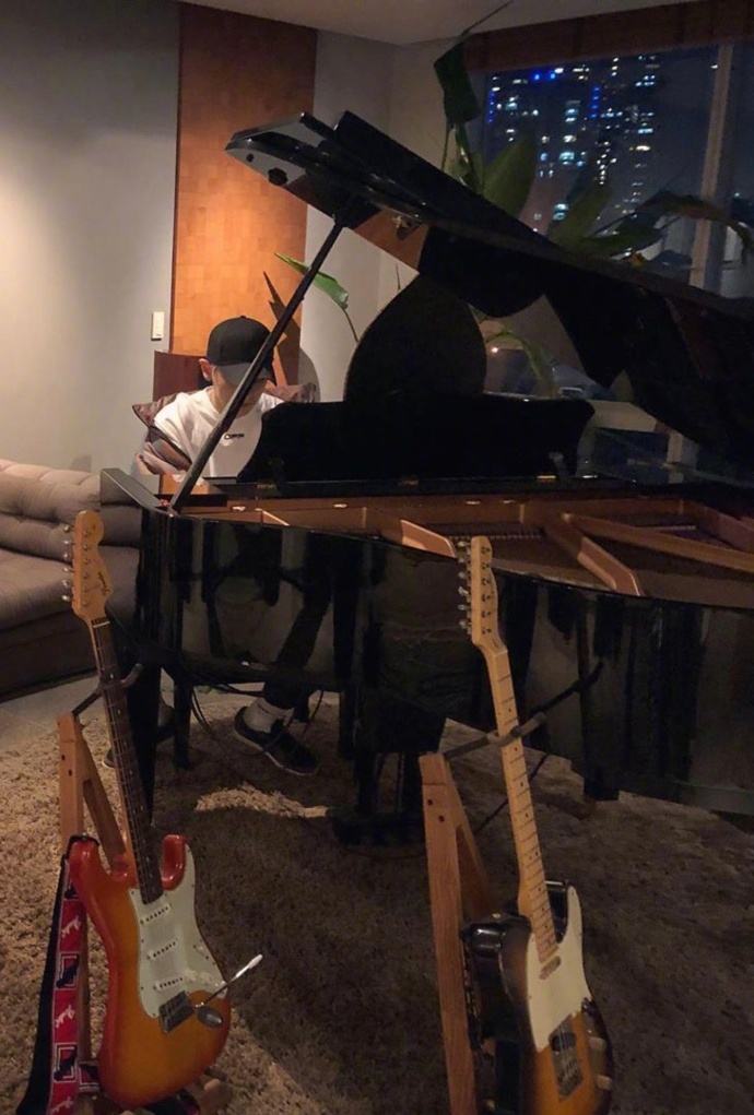男生弹钢琴(男生弹钢琴视频)