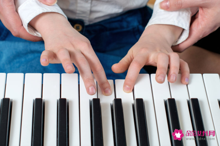 弹钢琴的手法视频教程(弹钢琴的手法视频教程简单)