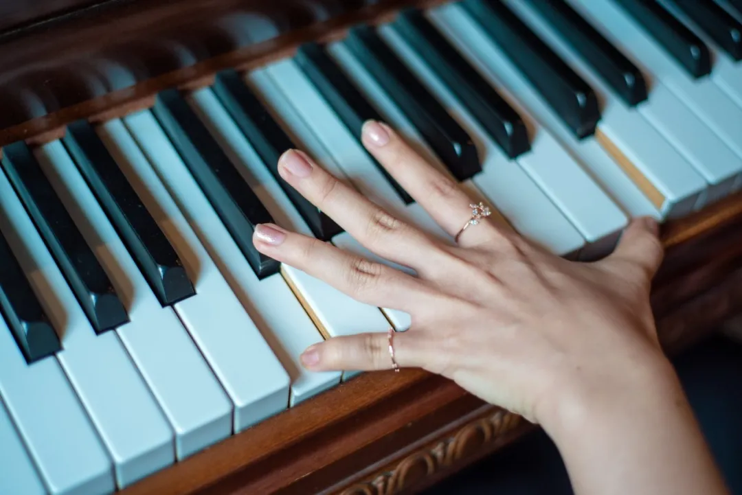 弹钢琴大拇指触键图片(弹钢琴大拇指触键图片高清)