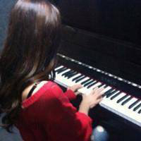 弹钢琴的女生背影高清(弹钢琴的女生背影高清头像)