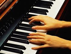 弹钢琴的手型应该是什么样子的(弹钢琴的手型应该是什么样子的图片)