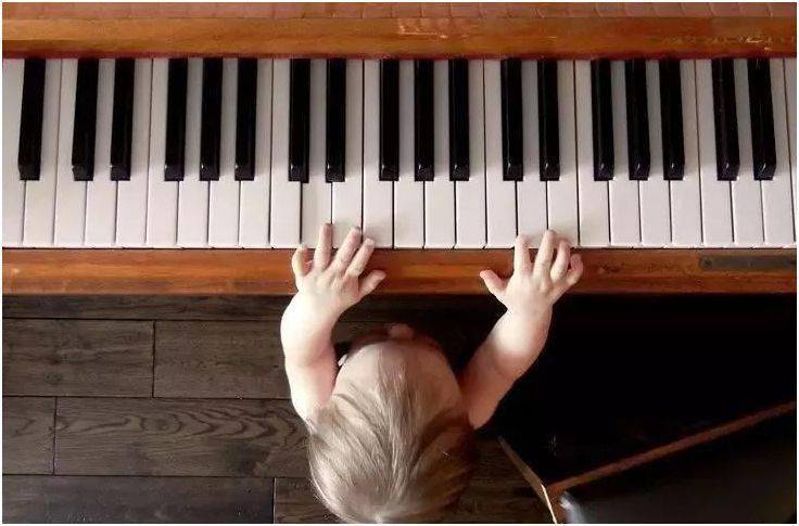 弹钢琴放松手腕(弹钢琴手臂放松)
